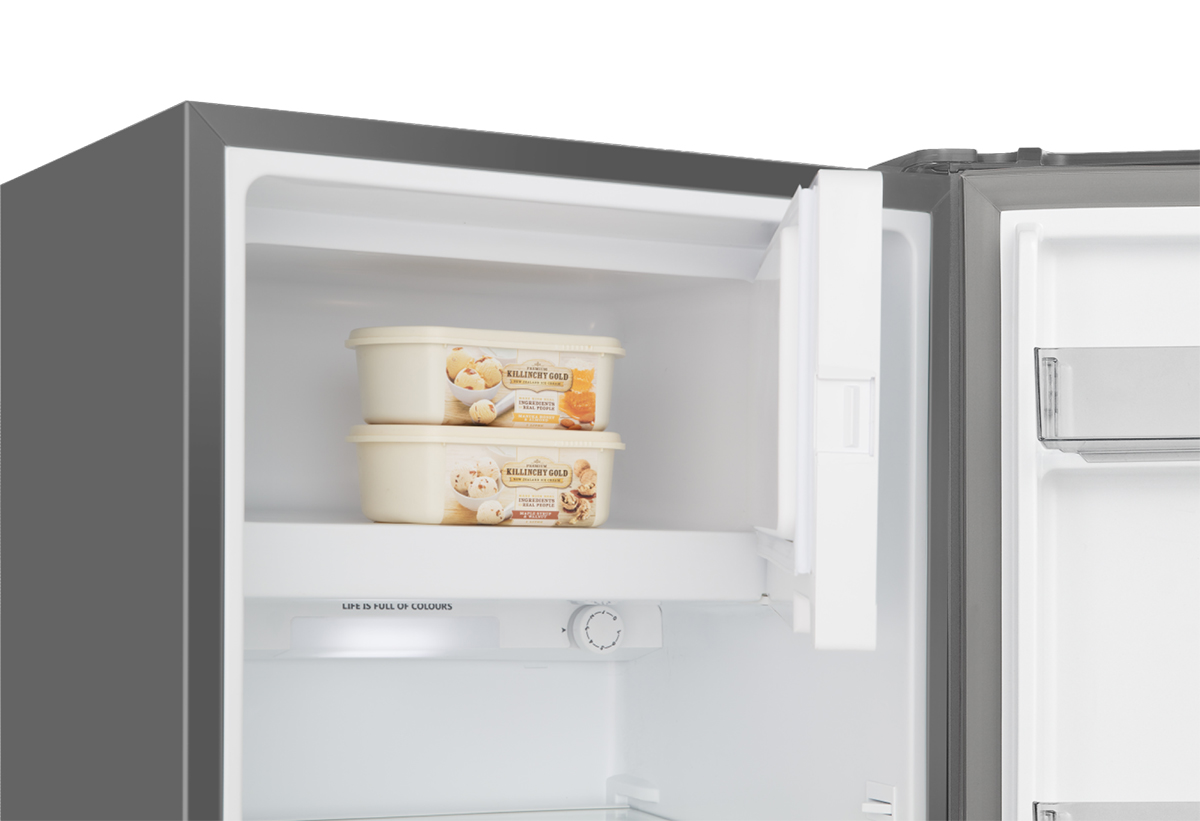 Απεικονίζεται η ζώνη ψύξης με παγωτό μέσα.